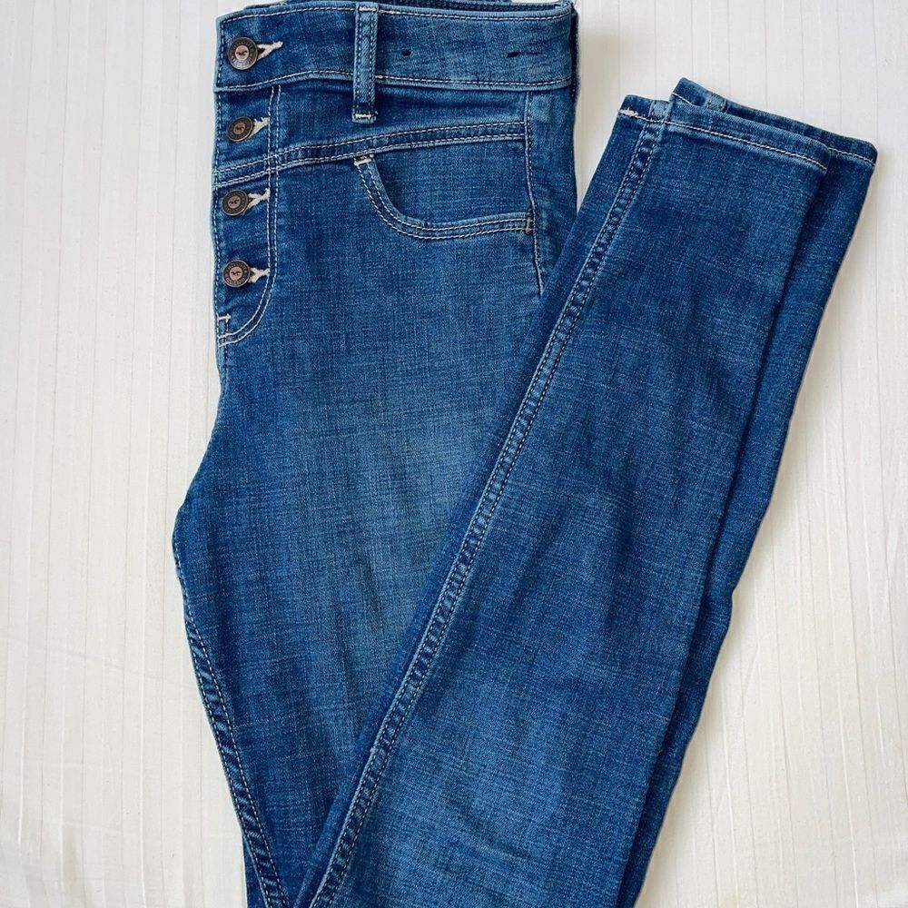 Hollisterājeansā